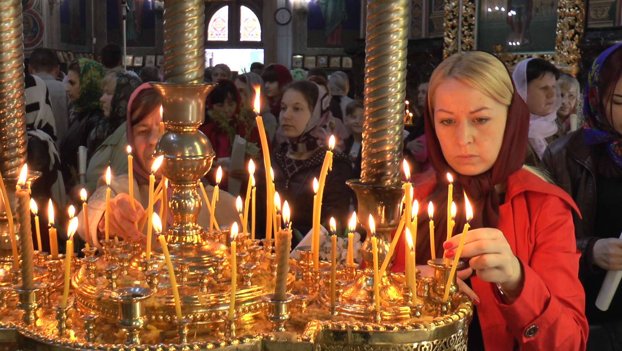 Главный христианский праздник. Религиозные праздники Православия. Церковные традиции. Празднование православных праздников. Православные молятся.