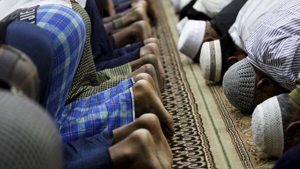 Мусульмане во время молитвы в Мьянме - Sputnik Moldova