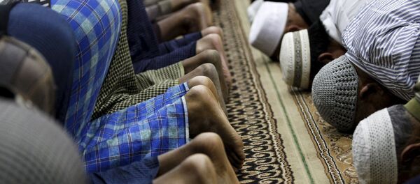 Мусульмане во время молитвы в Мьянме Мусульмане во время молитвы в Мьянме - Sputnik Moldova