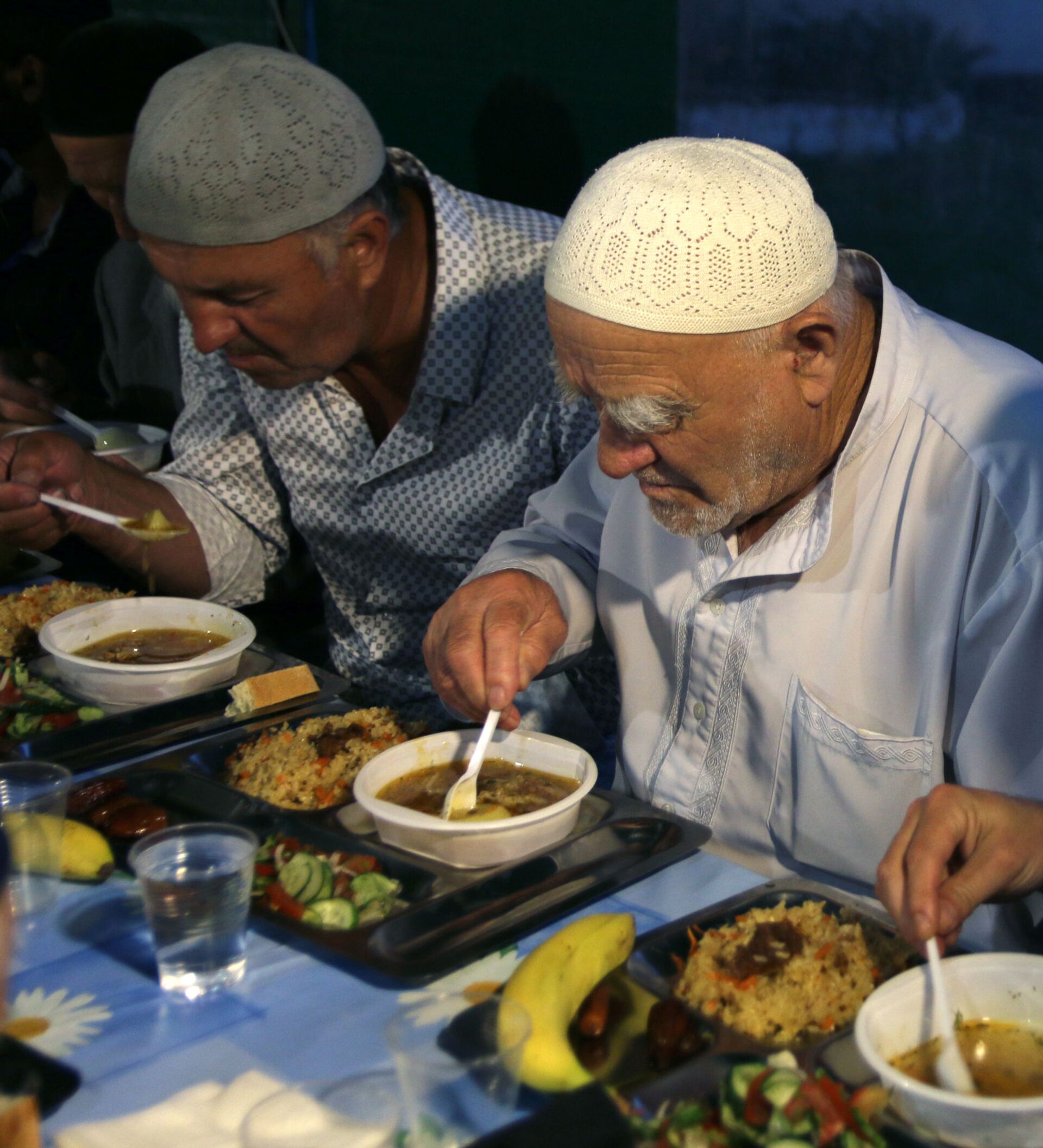 Во сколько сегодня едят мусульмане. Мусульманский обед. Мусульмане за столом. Мусульманская Трапеза. Прием пищи в Исламе.