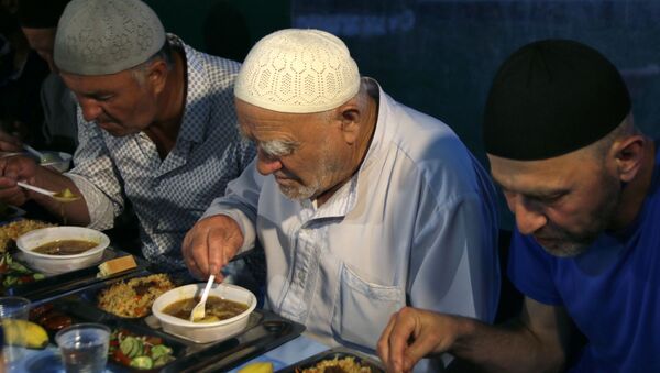 Мусульмане во время священного месяца Рамадан в Симферополе - Sputnik Молдова