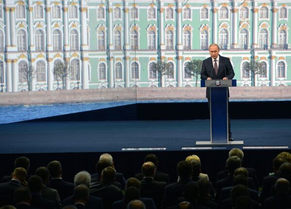 Президент России Владимир Путин на пленарногм заседании XIX Петербургского экономического форума - Sputnik Молдова