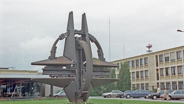 Символ НАТО в Брюсселе - Sputnik Moldova