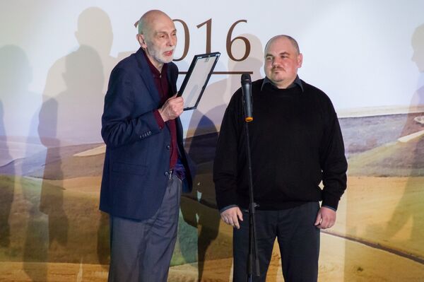 Роман Кожухаров (с права) - обладатель гран-при в конкурсе Русская премия в номинации Крупная проза - Sputnik Молдова