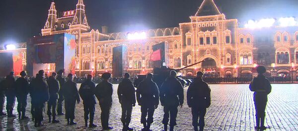 СПУТНИК_Торжественный марш и бронетехника – ночная репетиция парада Победы в Москве СПУТНИК_Торжественный марш и бронетехника – ночная репетиция парада Победы в Москве - Sputnik Молдова