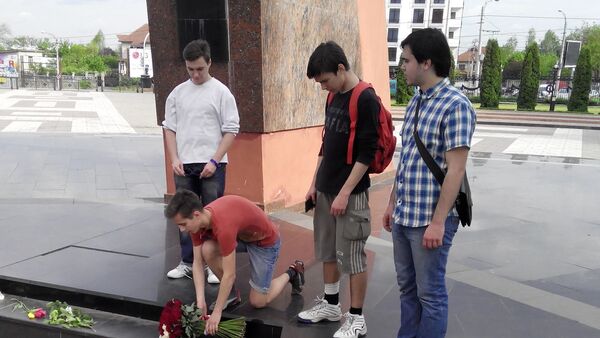 Учащиеся лицея Гоголя возлагают цветы к Вечному Огню на мемориале Вечность - Sputnik Молдова