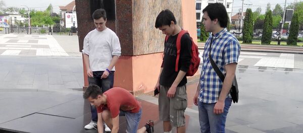 Учащиеся лицея Гоголя возлагают цветы к Вечному Огню на мемориале Вечность - Sputnik Молдова