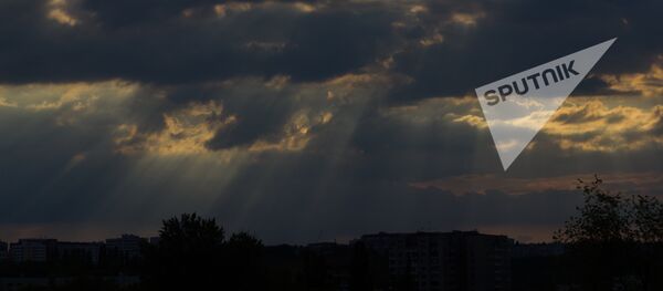 Nori nor cer oraș apus soare rază raze небо погода солнце город лучи света Nori nor cer oraș apus soare rază raze небо погода солнце город лучи света - Sputnik Молдова