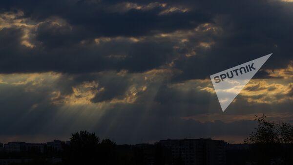 Nori nor cer oraș apus soare rază raze небо погода солнце город лучи света - Sputnik Молдова