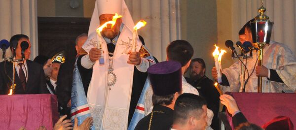 Благодатный огонь привезли в Кишинев из Иерусалима, Митрополит Владимир - Sputnik Moldova