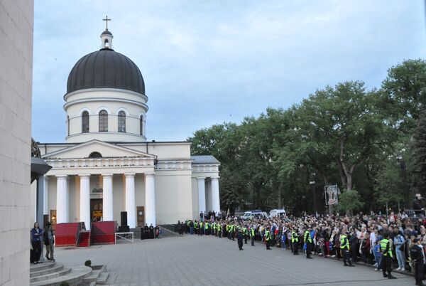 Сотни полицейских охраняли общественный порядок у Кафедрального собора - Sputnik Молдова