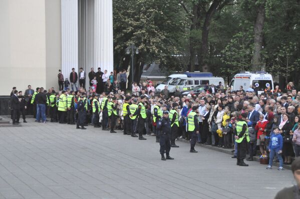 Сотни полицейских охраняли общественный порядок у Кафедрального собора - Sputnik Молдова