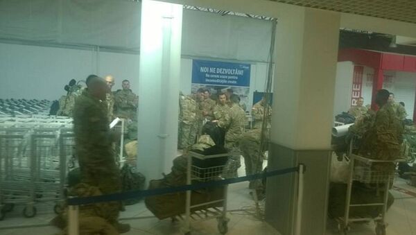 Soldați americani pe Aeroportul Internațional Chișinău. Militari din SUA. - Sputnik Moldova