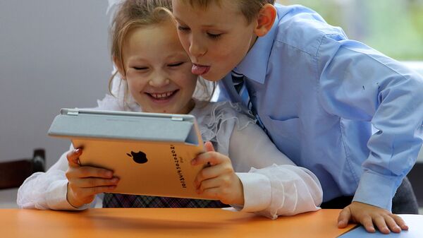 ШШкольники на уроке информатики с планшетным компьютером в руках - Sputnik Молдова
