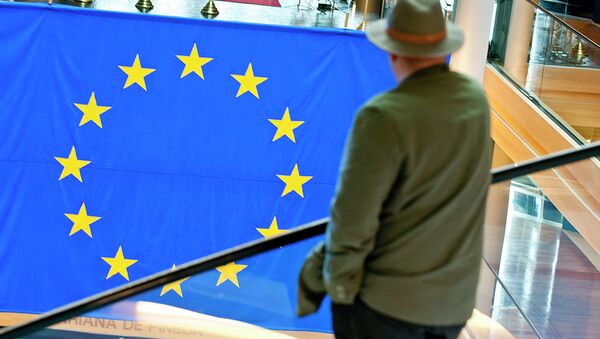 Мужчина на фоне флага Евросоюза - Sputnik Молдова