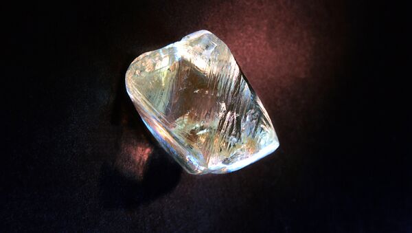 Крупный алмаз. Архивное фото - Sputnik Молдова