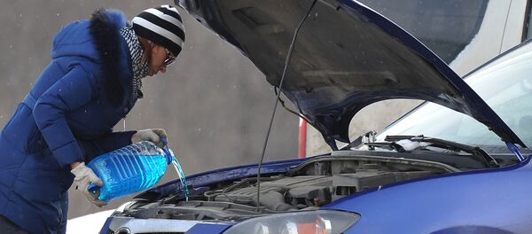 Несанкционированная продажа незамерзающей жидкости в Москве - Sputnik Молдова