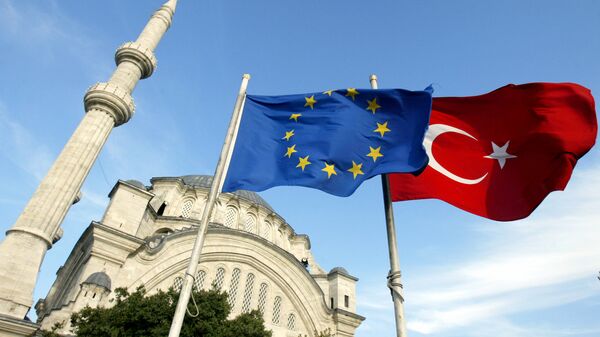 Flags of Turkey, right, and the European Union are seen in front of a mosque in Istanbul, Turkey - Sputnik Moldova-România