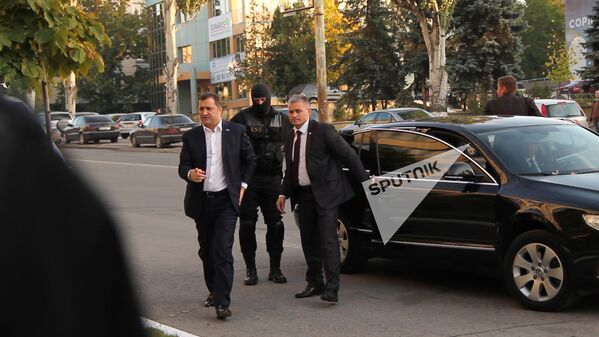 Сразу после голосования Филат был задержан на 72 часа как подозреваемый в деле о хищениях из банков Молдовы и был доставлен в Национальный антикоррупционный центр. - Sputnik Молдова