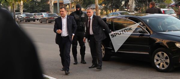 Сразу после голосования Филат был задержан на 72 часа как подозреваемый в деле о хищениях из банков Молдовы и был доставлен в Национальный антикоррупционный центр. - Sputnik Moldova