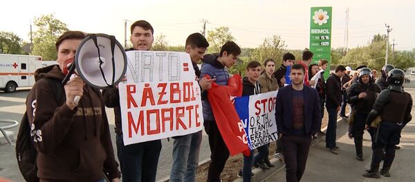 СПУТНИК_Долой НАТО – молдаване заблокировали колонну военной техники США под Кишиневом - Sputnik Молдова