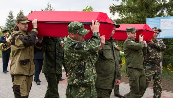 В рамках памятной акции состоялась церемония перезахоронения останков 18 советских воинов, обнаруженных в ходе поисковых экспедиций осени 2014 года и весны 2015. - Sputnik Молдова