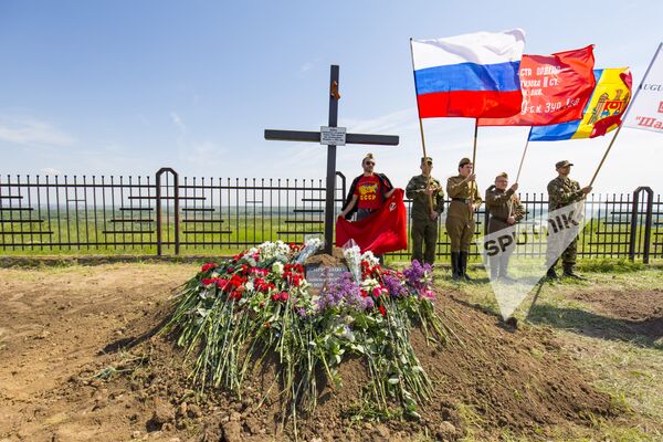 Prima gardă la mormântul proaspăt de la Șerpeni. - Sputnik Moldova