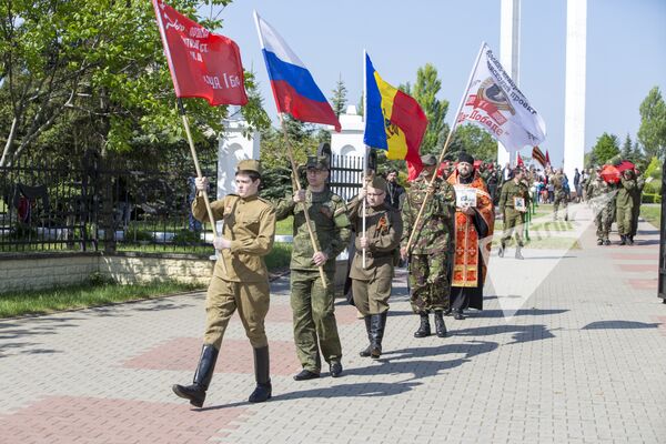 Procesiunea s-a întreptat spre cimitirul militar. - Sputnik Moldova