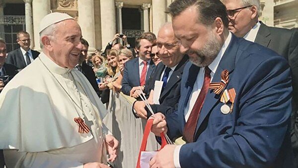 Депутат Госдумы от КПРФ подарил папе Римскому георгиевскую ленточку - Sputnik Молдова
