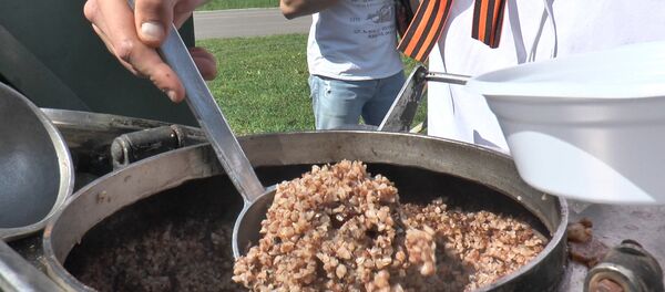 Ветеранов ВОВ угостили солдатской кашей в Оргееве Ветеранов ВОВ угостили солдатской кашей в Оргееве - Sputnik Молдова