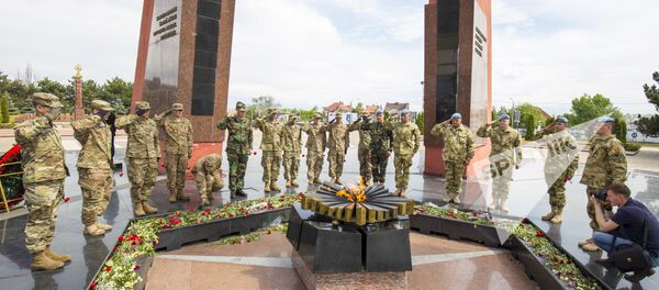 Военные Молдовы и США возложили цветы к мемориалу Вечность - Sputnik Молдова