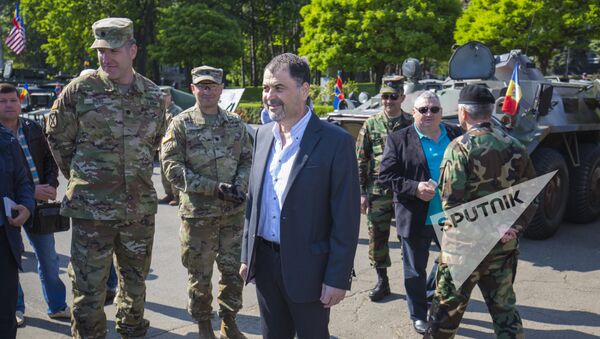 Министр обороны Молдовы Анатол Шалару приветствует американских военных на площади в Кишиневе - Sputnik Молдова