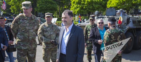 Министр обороны Молдовы Анатол Шалару приветствует американских военных на площади в Кишиневе Министр обороны Молдовы Анатол Шалару приветствует американских военных на площади в Кишиневе - Sputnik Молдова