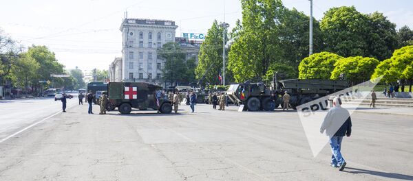 Военная техника и американские солдаты на главной площади Кишинева 8 мая - Sputnik Молдова