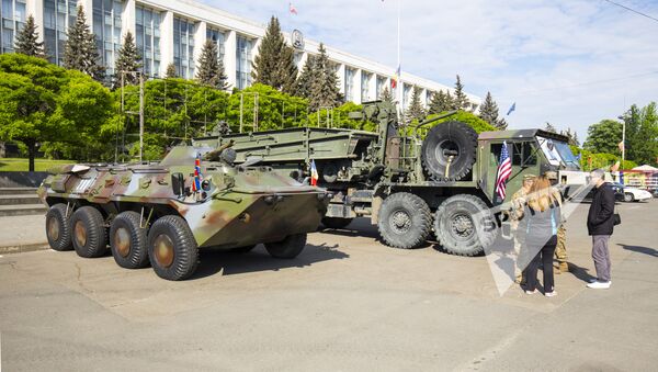 Военная техника и американские солдаты на главной площади Кишинева 8 мая - Sputnik Молдова
