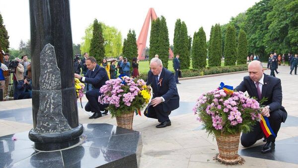 Церемония возложения цветов официальными лицами Республики Молдовы к мемориалу Вечность - Sputnik Moldova