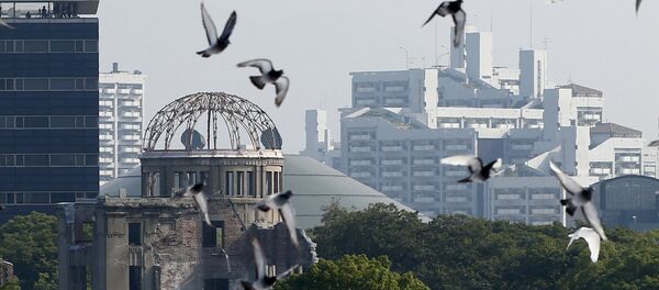 Голуби над Мемориалом мира в Хиросиме во время торжественной церемонии памяти, посвященной 70-летию атомной бомбардировки - Sputnik Молдова