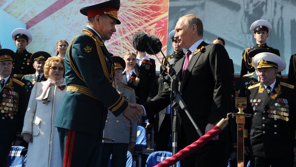 Президент РФ В.Путин и премьер-министр РФ Д.Медведеев на военном параде в честь 71-й годовщины Победы в ВОВ - Sputnik Молдова