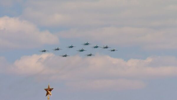 ВИДЕО_Авиация на параде Победы в Москве: Су-35С, Ту-95МС, Су-27 и Ми-26 - Sputnik Молдова