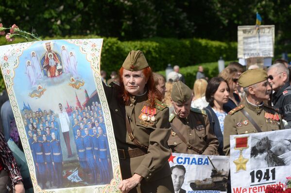 Участники акции Бессмертный полк во время шествия по улицам Киева. - Sputnik Молдова