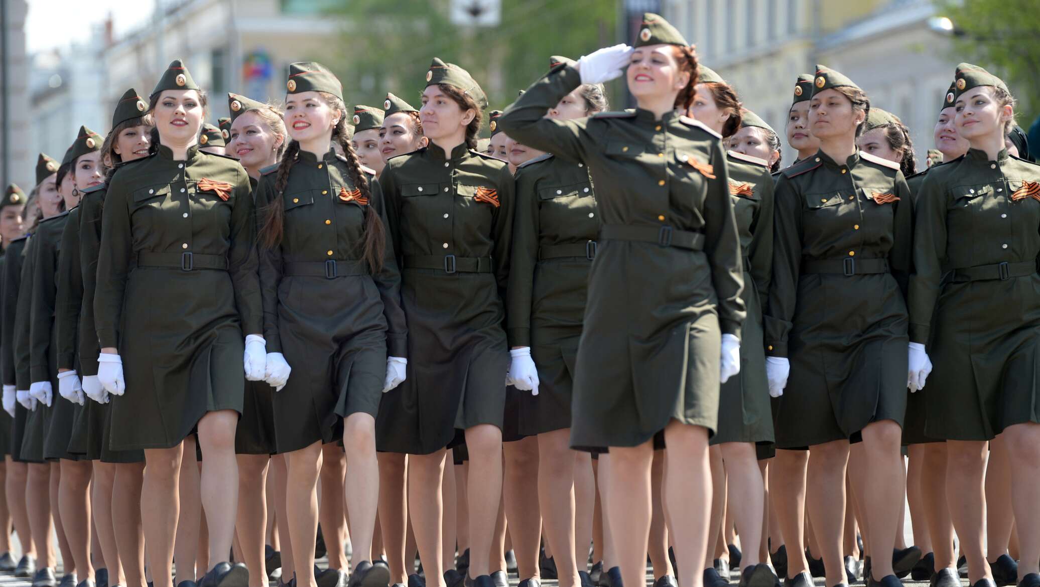 Женщины военнослужащие на параде