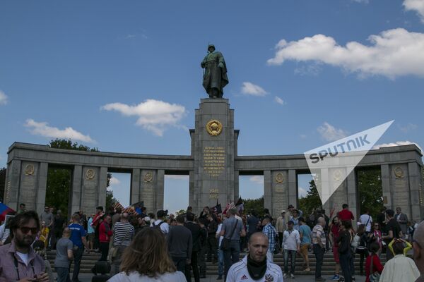 В Берлине тысячи людей пришли поклониться к памятнику Советскому солдату. - Sputnik Молдова