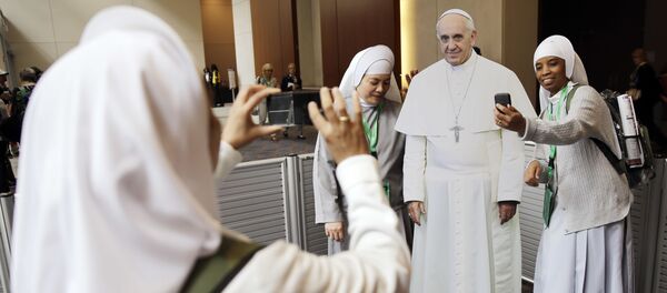 Монахини снимают селфи с Папой Римским Франциском в Филадельфии - Sputnik Молдова