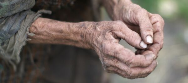 Руки пенсионерки. - Sputnik Moldova