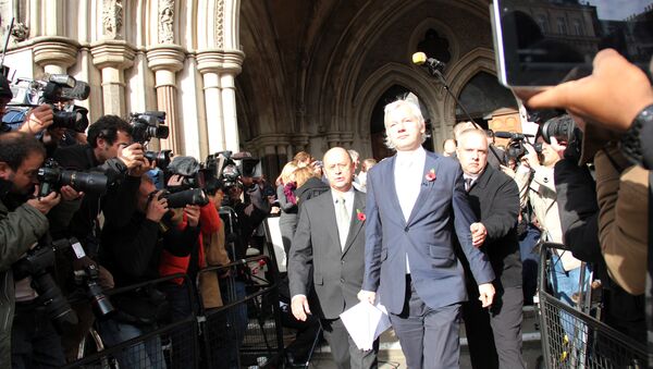 Джулиан Ассанж выходит из здания Высокого суда в Лондоне - Sputnik Moldova