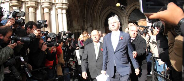 Джулиан Ассанж выходит из здания Высокого суда в Лондоне - Sputnik Moldova