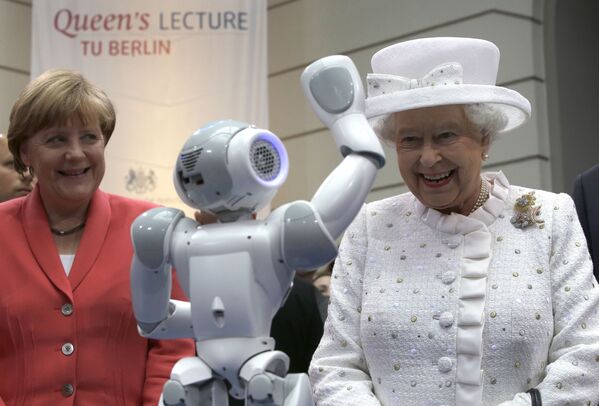 Cancelarul german Angela Merkel, la stânga, și regina britanică Elisabeta a II-a, la dreapta, zâmbesc în timp ce un mic robot se îndreaptă către regină în timpul unei recepții la „Technische Universitaet” (Universitatea Tehnică) din Berlin, Germania, miercuri, 24 iunie 2015. Regina Elisabeta a II-a și soțul ei, prințul Filip, se află într-o vizită oficială în Germania până vineri, 26 iunie. - Sputnik Moldova-România