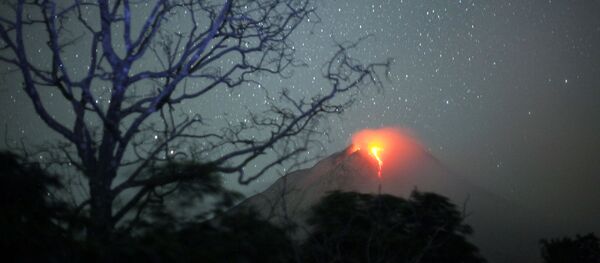 Кратер вулкана Синабунг истекает раскаленной лавой Кратер вулкана Синабунг истекает раскаленной лавой - Sputnik Moldova