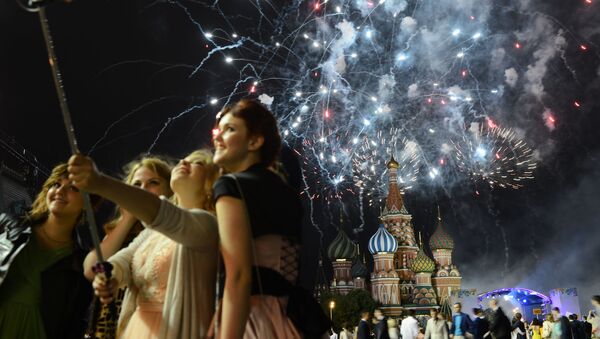 Выпускники во время праздничного фейерверка на Красной площади в Москве - Sputnik Молдова