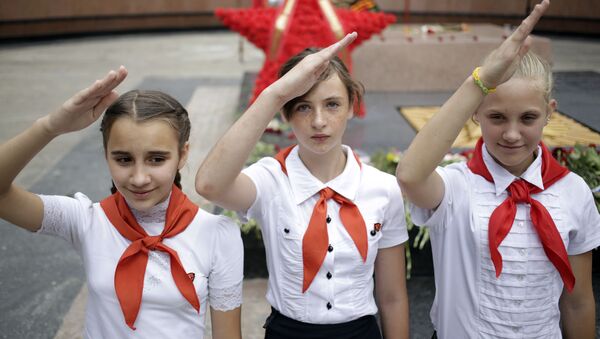 Девочки, одетые как юные пионерки, на памятном мероприятии, приуроченном к 70-летию со дня начала Великой Отечественной войны, в Симферополе - Sputnik Молдова